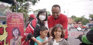 Indahnya Berbagi, Mbak Sita Bagikan Takjil Selama Ramadan di Semarang Tim Mbak Sita bersama Komandan Elektoral Bintang 2 dan PAC saat membagikan takjil di Pasar Dargo.