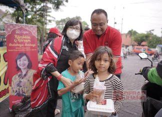 Indahnya Berbagi, Mbak Sita Bagikan Takjil Selama Ramadan di Semarang Tim Mbak Sita bersama Komandan Elektoral Bintang 2 dan PAC saat membagikan takjil di Pasar Dargo.