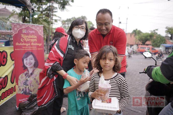 Tim Mbak Sita bersama Komandan Elektoral Bintang 2 dan PAC saat membagikan takjil di Pasar Dargo.
