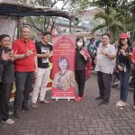 Tim Mbak Sita bersama Komandan Elektoral Bintang 2 dan PAC saat membagikan takjil di Pasar Dargo.