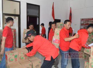 Sambut Lebaran Idul Fitri, Taufik Nurhidayat Bagikan Parcel Kepada Pengurus Partai