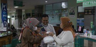 Sapa Pasien RS Mitra Bangsa, Suhartini Bagikan Takjil