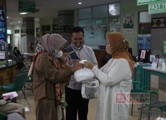 Sapa Pasien RS Mitra Bangsa, Suhartini Bagikan Takjil