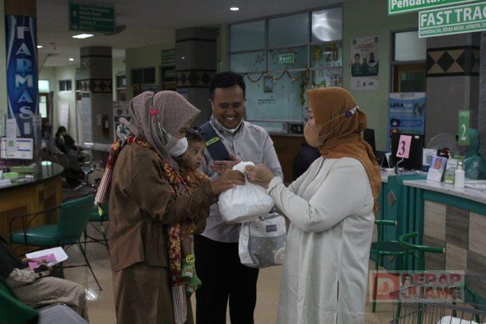 Sapa Pasien RS Mitra Bangsa, Suhartini Bagikan Takjil
