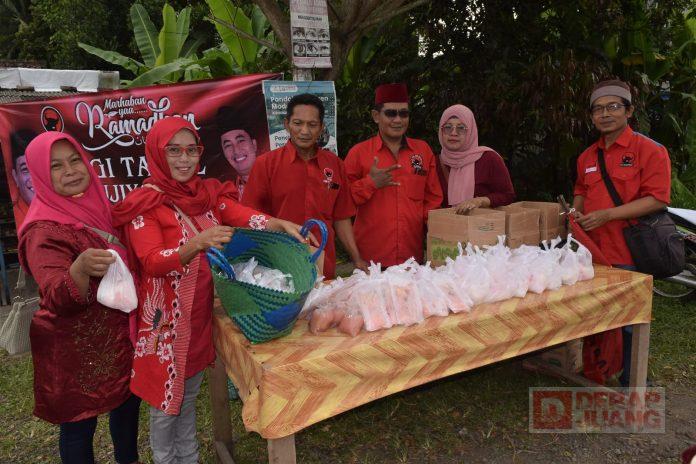 Semarak Ramadhan, Pujiyono Bagi Takjil di Gandrung Manis(2)