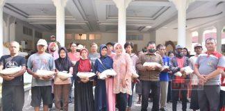 Sri Sumarni Bagikan Sembako kepada Masyarakat Grobogan