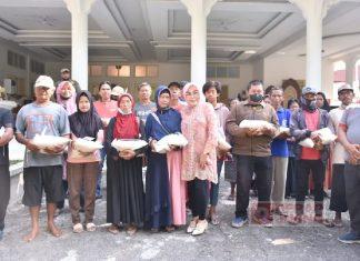 Sri Sumarni Bagikan Sembako kepada Masyarakat Grobogan