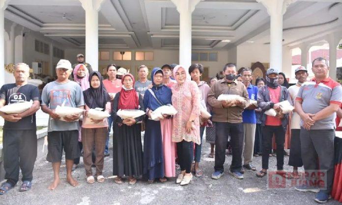 Sri Sumarni Bagikan Sembako kepada Masyarakat Grobogan