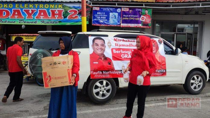 Srikandi Banteng Karangpucung Hiasi Ramadhan dengan Berbagi Takjil(2)