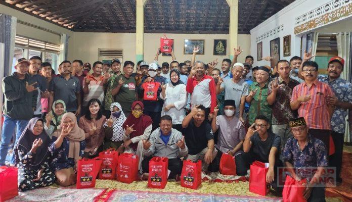 Suhartini Bagikan Bingkisan Lebaran Bagi Struktural PAC Gembong dan Cyber Juang