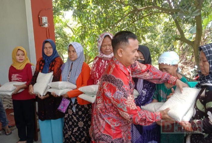 Sumar Rosul Bagikan Bantuan Hibah Gabah