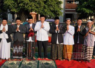 Taufik Bersama Ribuan Masyarakat Sholat Idul Fitri di Alun-alun Cilacap