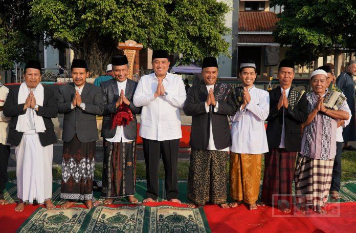 Taufik Bersama Ribuan Masyarakat Sholat Idul Fitri di Alun-alun Cilacap