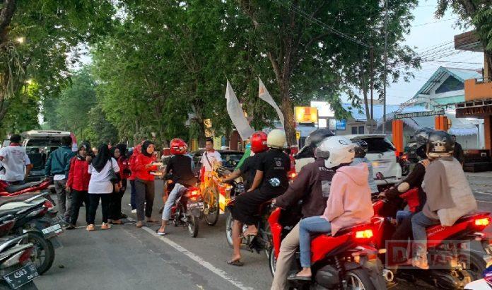 Tebar Kebaikan di Bulan Suci Ramadan, DPC PDI Perjuangan Grobogan Bagikan Takjil