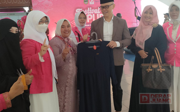 Tour Ramadan, Hj. Juwek Juwita Pamerkan Produk Lokal di Bandung