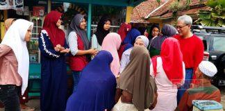 Turun ke Jalan, Daryono Bagikan Takjil Kepada Warga Wanareja