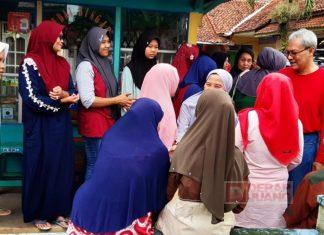 Turun ke Jalan, Daryono Bagikan Takjil Kepada Warga Wanareja