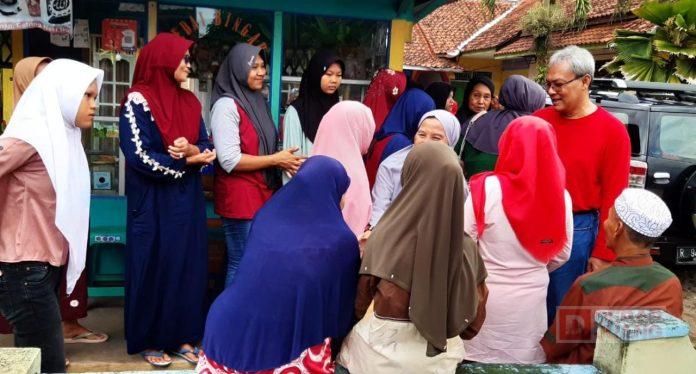 Turun ke Jalan, Daryono Bagikan Takjil Kepada Warga Wanareja(2)