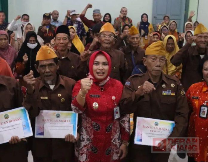 Wabub Blora Serahkan Bantuan Sosial pada Anggota Veteran Kabupaten Blora