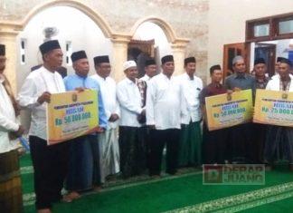 Wabup Riswadi Salurkan Hibah untuk Masjid Darus Sa’adah