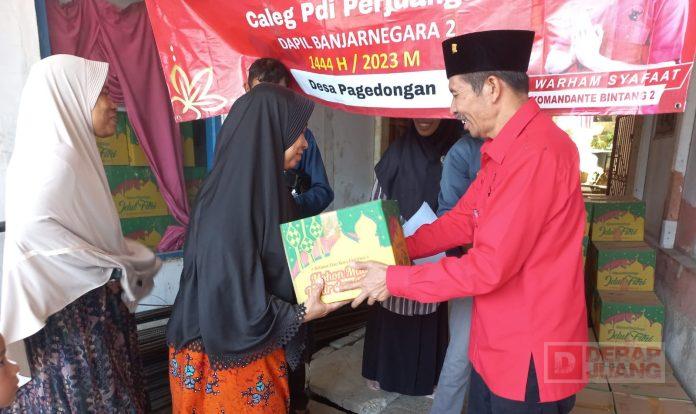 Warham Syafaat Bagikan 600 Paket Sembako dan 200 Baju Koko