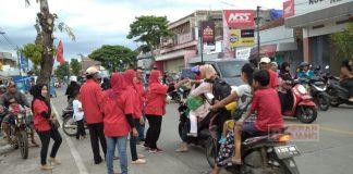 Warnai Ramadhan, Mas Ipung Bagikan Takjil di Majenang