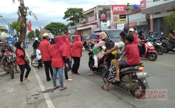 Warnai Ramadhan, Mas Ipung Bagikan Takjil di Majenang