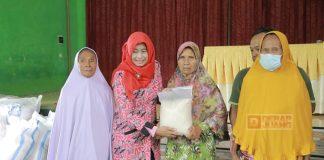 Kadarwati Bagikan Sembako dalam Giat Safari Ramadan