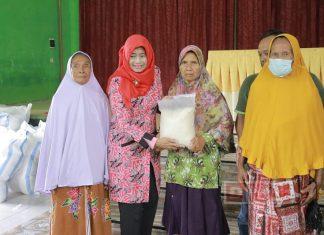 Kadarwati Bagikan Sembako dalam Giat Safari Ramadan