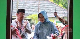 Sri Mulyani Resmikan Mushola PKL Jalan Bhali