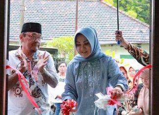 Sri Mulyani Resmikan Mushola PKL Jalan Bhali