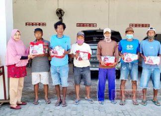 Kadarwati Bagikan Paket Sembako untuk Tukang Becak