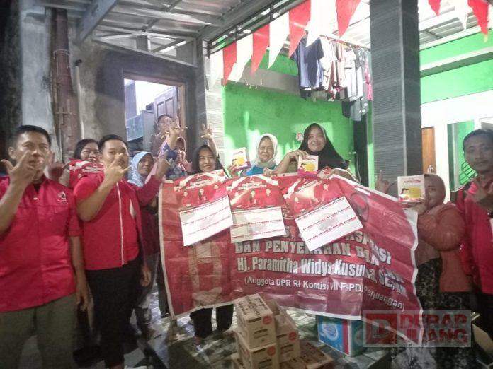 Mas Kingking bersama Tim Ibu Paramitha Widya Kusuma blusukan dan bagikan sembako kepada warga Dukuh Banjangsari Mas Kingking bersama Tim Ibu Paramitha Widya Kusuma blusukan dan bagikan sembako kepada warga Dukuh Banjangsari