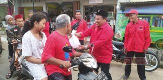 Mengintip Keseruan Bagi Takjil Struktural PAC PDI Perjuangan Se-Kabupaten Batang H. Ahmad Ridwan bersama Pengurus PAC PDI Perjuangan se-Kabupaten Batang bagikan takjil siap santap kepada para pengguna jalan di wilayah Subah dan sekitarnya.