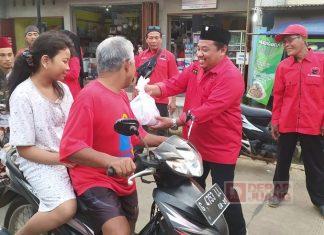 Mengintip Keseruan Bagi Takjil Struktural PAC PDI Perjuangan Se-Kabupaten Batang H. Ahmad Ridwan bersama Pengurus PAC PDI Perjuangan se-Kabupaten Batang bagikan takjil siap santap kepada para pengguna jalan di wilayah Subah dan sekitarnya.