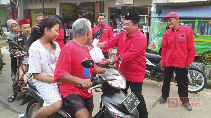 H. Ahmad Ridwan bersama Pengurus PAC PDI Perjuangan se-Kabupaten Batang bagikan takjil siap santap kepada para pengguna jalan di wilayah Subah dan sekitarnya. H. Ahmad Ridwan bersama Pengurus PAC PDI Perjuangan se-Kabupaten Batang bagikan takjil siap santap kepada para pengguna jalan di wilayah Subah dan sekitarnya.