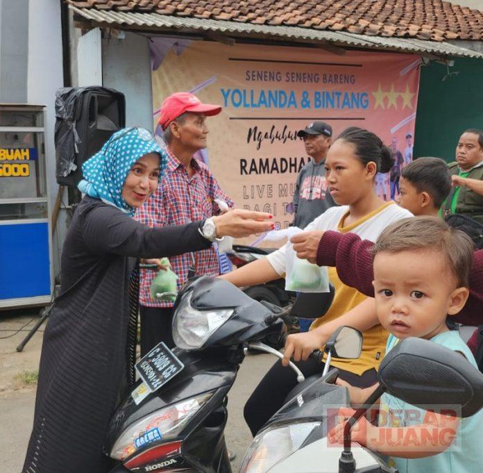 KomandanTe Bintang Dua, Hj. Nur Bintang mengadakan ngabuburit dan bagi takjil dengan cara unik di ruas jalan Desa Pruwatan, Kecamatan Bumiayu, Kabupaten Brebes. KomandanTe Bintang Dua, Hj. Nur Bintang mengadakan ngabuburit dan bagi takjil dengan cara unik di ruas jalan Desa Pruwatan, Kecamatan Bumiayu, Kabupaten Brebes.