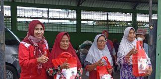 Turun ke Jalan, Kadarwati Bagikan Takjil dan Sembako