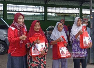 Turun ke Jalan, Kadarwati Bagikan Takjil dan Sembako