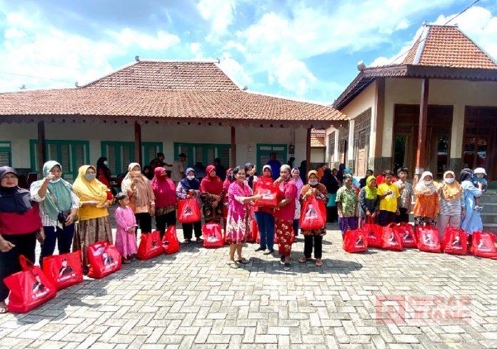 Sumanto Memberikan Bantuan