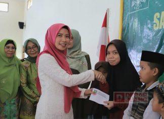 Ristawati dan Muslimat NU Beri Santunan di Bulan Ramadan
