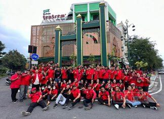 Kader Muda Partai di Surakarta Bagikan Takjil untuk Warga