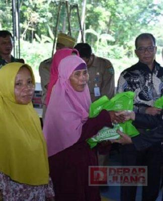 Ristawati Serahkan Bantuan CPP untuk Keluarga Rawan Stunting
