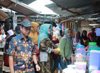 Sri Mulyani Cek Harga Pangan di Pasar Kembang Kemalang