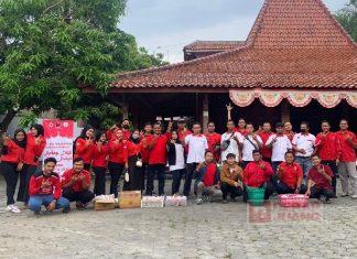 Wujudkan Harmonisasi di Ramadan, Kader Muda PDI Perjuangan Grobogan Bagikan Takjil