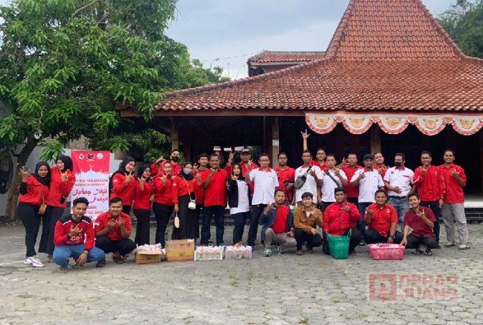 Wujudkan Harmonisasi di Ramadan, Korps Komunitas Juang Grobogan Bagikan Takjil