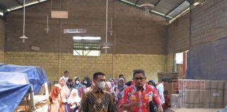 Andang Dampingi Kelompok Kerajinan Eceng Gondok Desa Weling