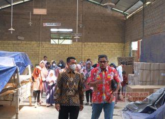 Andang Dampingi Kelompok Kerajinan Eceng Gondok Desa Weling