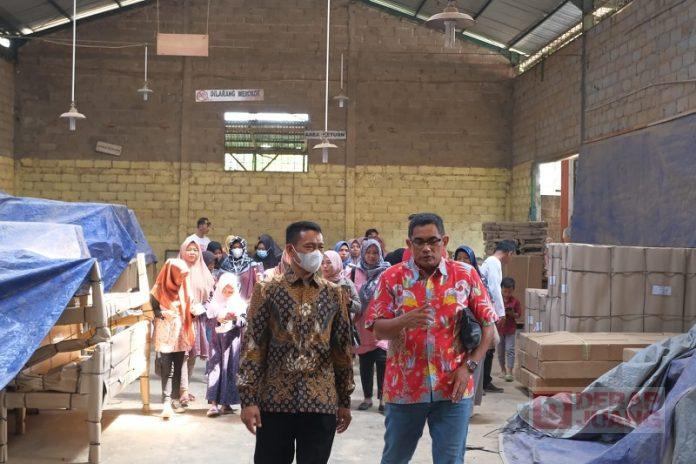 Andang Dampingi Kelompok Kerajinan Eceng Gondok Desa Weling