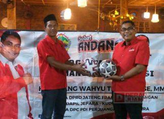 Andang Salurkan Bantuan Bola Bagi Masyarakat Karimun Jawa